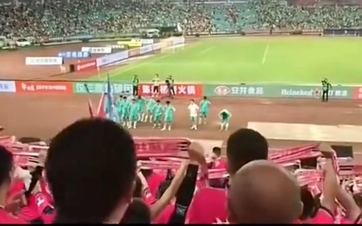 与安保人员, 骂道