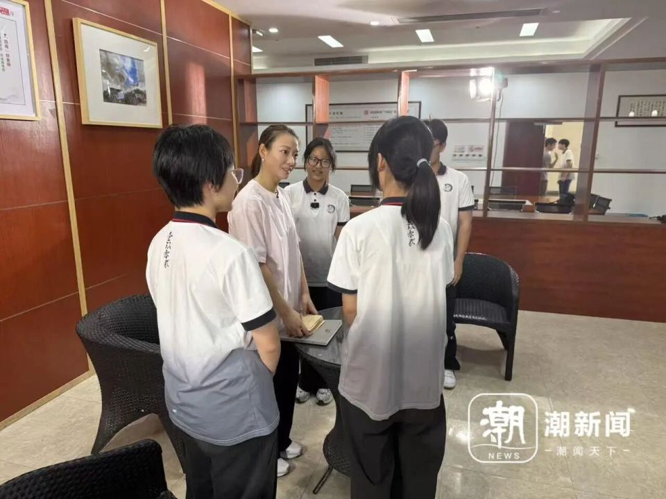 日下午, 女生笑着回